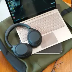 Słuchawki Sony na laptopie. Jak sparować słuchawki z urządzeniem? To proste, gdy masz wszystko pod ręką.