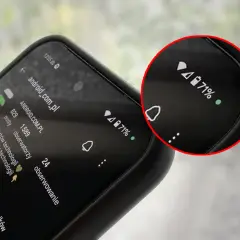 Na ekranie telefonu widoczna jest zielona kropka obok wskaźnika baterii 71%.