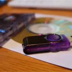 Muzyka na pendrive: Jak pobrać legalnie i odtwarzać bez problemów?