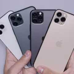 Cztery iPhone'y w różnych kolorach: biały, szary, ciemnoszary i złoty. Zastanawiasz się, airplay co to? To technologia bezprzewodowego strumieniowania.