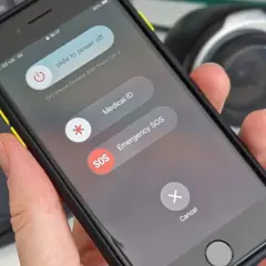 Ekran wyłączania iPhone'a: przesuń suwak "slide to power off", aby wyłączyć urządzenie. Opcje Med ID i SOS.
