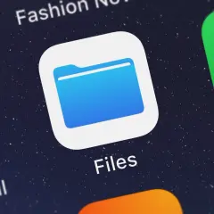Ikona aplikacji "Files" na ekranie smartfona, obok innych ikon. Tutaj przechowuję moje pliki pobrane.