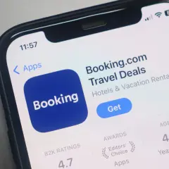 Ekran telefonu z aplikacją Booking.com. Możesz tu znaleźć oferty hoteli i wynajmu wakacyjnego.