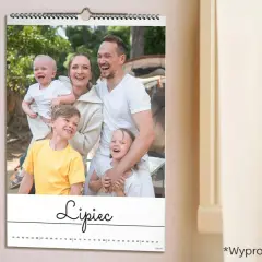 Rodzina na zdjęciu z kalendarza timetree, uśmiechnięta i szczęśliwa. Lipiec pełen radości.