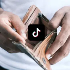 Puste ręce pokazują pusty portfel, a na nim logo TikTok. Chcesz oglądać **tiktok za darmo**?