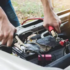 Rozładowany akumulator? Odpal auto z kabli bez ryzyka!