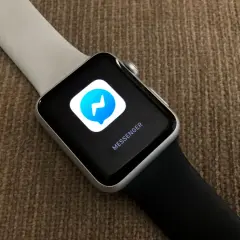Ikona aplikacji Messenger na ekranie Apple Watch. Szybka komunikacja na nadgarstku.