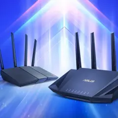 Dwa nowoczesne rutery ASUS z antenami, na tle niebieskiego, świetlistego gradientu.