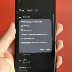 Ustawienia prywatnego DNS na telefonie, wpisany adres dns.adguard-dns.com.