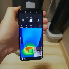 Termowizja w telefonie pokazuje ciepło wydzielane przez robot sprzątający.