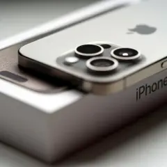 Srebrny iPhone 15 na pudełku Apple. Zbliżenie na aparat i logo. Idealne iphone 15 wymiary.