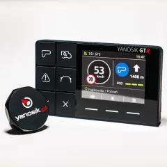 Elektroniczny asystent kierowcy Yanosik GTR z czujnikiem. Na ekranie prędkość 53 km/h, lokalizacja Piątkowska/Poznań.