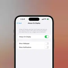 Ustawienia telefonu z włączoną funkcją **always on display**. Widoczny ekran blokady z informacjami o czasie i powiadomieniach.