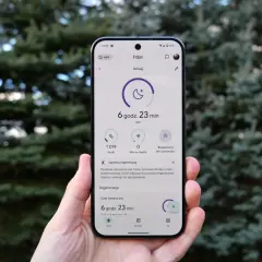 Telefon z aplikacją Fitbit, pokazującą 6 godz. 23 min snu. To część monitorowania aktywności, podobnie jak w Google Fit.