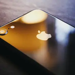 Czarne iPhone z logo Apple. Dowiedz się, jak zmienić nazwę iPhone, aby spersonalizować swoje urządzenie.