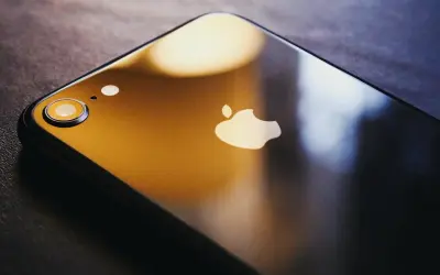 Czarne iPhone z logo Apple. Dowiedz się, jak zmienić nazwę iPhone, aby spersonalizować swoje urządzenie.