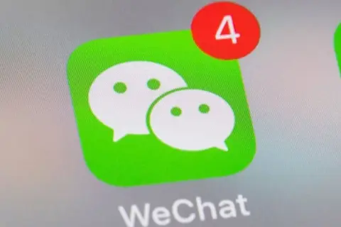 Ikona WeChat z czterema nieprzeczytanymi wiadomościami. Czas na szybki chat!