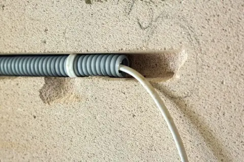 Jak przeciągnąć kabel przez peszel bez pilota? Skuteczne metody