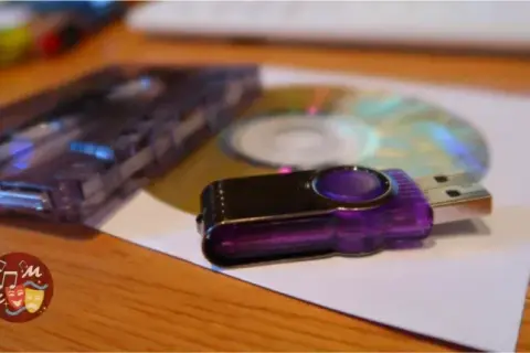 Muzyka na pendrive: Jak pobrać legalnie i odtwarzać bez problemów?