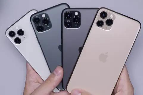 Cztery iPhone'y w różnych kolorach: biały, szary, ciemnoszary i złoty. Zastanawiasz się, airplay co to? To technologia bezprzewodowego strumieniowania.