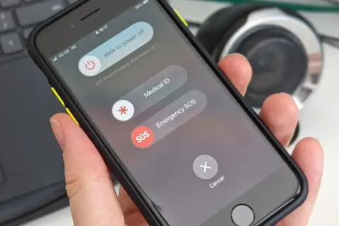 Ekran wyłączania iPhone'a: przesuń suwak "slide to power off", aby wyłączyć urządzenie. Opcje Med ID i SOS.