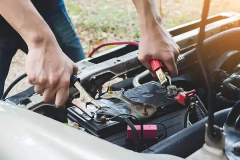 Rozładowany akumulator? Odpal auto z kabli bez ryzyka!