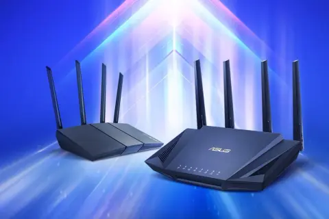 Dwa nowoczesne rutery ASUS z antenami, na tle niebieskiego, świetlistego gradientu.