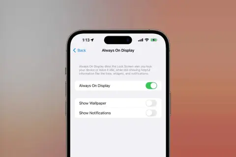 Ustawienia telefonu z włączoną funkcją **always on display**. Widoczny ekran blokady z informacjami o czasie i powiadomieniach.