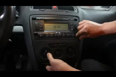 Jak połączyć telefon z radiem? Bluetooth, AUX, FM pełny przewodnik