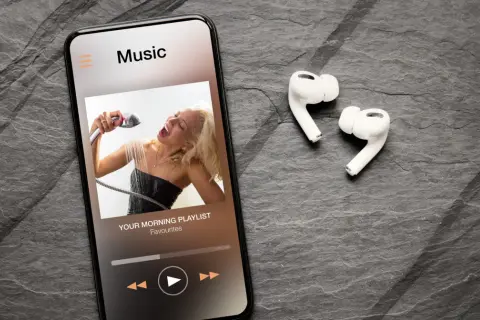 Słuchawki do iPhone'a: Które wybrać? Ranking AirPods i alternatyw