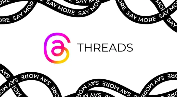 Logo Threads z hasłem "Say More". To platforma do dzielenia się myślami i rozmów.
