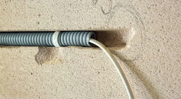 Jak przeciągnąć kabel przez peszel bez pilota? Skuteczne metody