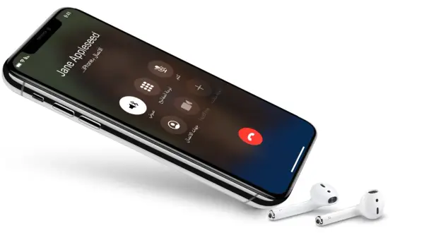 iPhone z włączonym wifi calling, ekran połączenia z Jane Appleseed. Obok leżą słuchawki AirPods.