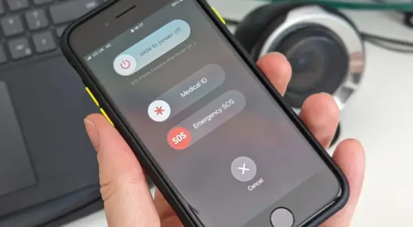 Ekran wyłączania iPhone'a: przesuń suwak "slide to power off", aby wyłączyć urządzenie. Opcje Med ID i SOS.