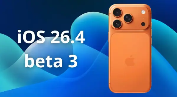 Pomarańczowy iPhone z potrójnym aparatem na tle niebieskich fal. Tekst: iOS 26.4 beta 3.