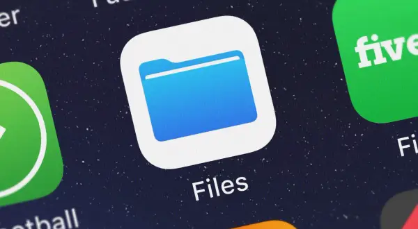 Ikona aplikacji "Files" na ekranie smartfona, obok innych ikon. Tutaj przechowuję moje pliki pobrane.