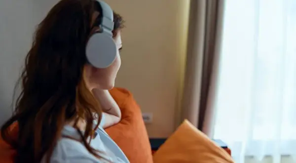 Podłącz słuchawki bezprzewodowe do TV bez Bluetooth poradnik Emil Michalak