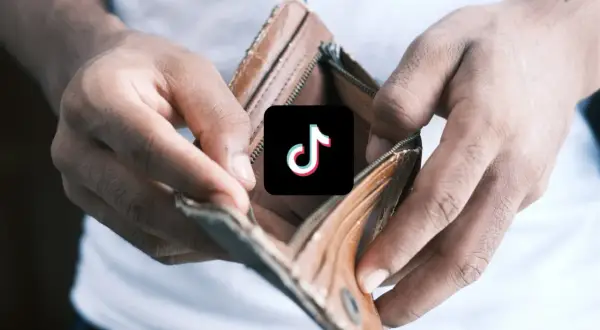 Puste ręce pokazują pusty portfel, a na nim logo TikTok. Chcesz oglądać **tiktok za darmo**?