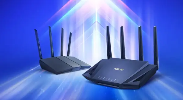 Dwa nowoczesne rutery ASUS z antenami, na tle niebieskiego, świetlistego gradientu.
