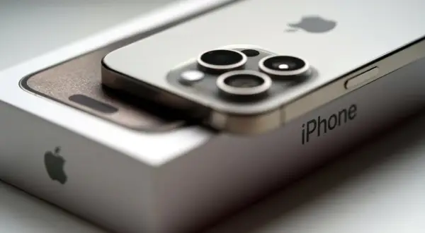 Srebrny iPhone 15 na pudełku Apple. Zbliżenie na aparat i logo. Idealne iphone 15 wymiary.