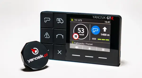 Elektroniczny asystent kierowcy Yanosik GTR z czujnikiem. Na ekranie prędkość 53 km/h, lokalizacja Piątkowska/Poznań.