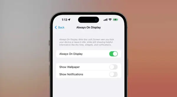 Ustawienia telefonu z włączoną funkcją **always on display**. Widoczny ekran blokady z informacjami o czasie i powiadomieniach.