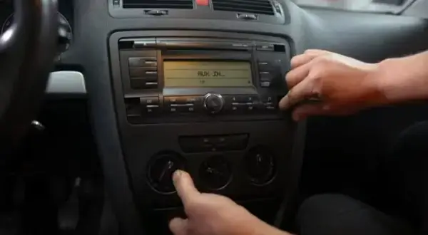 Jak połączyć telefon z radiem? Bluetooth, AUX, FM pełny przewodnik