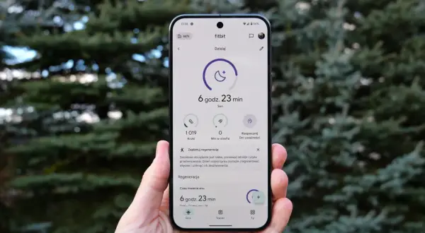 Telefon z aplikacją Fitbit, pokazującą 6 godz. 23 min snu. To część monitorowania aktywności, podobnie jak w Google Fit.
