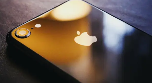 Czarne iPhone z logo Apple. Dowiedz się, jak zmienić nazwę iPhone, aby spersonalizować swoje urządzenie.