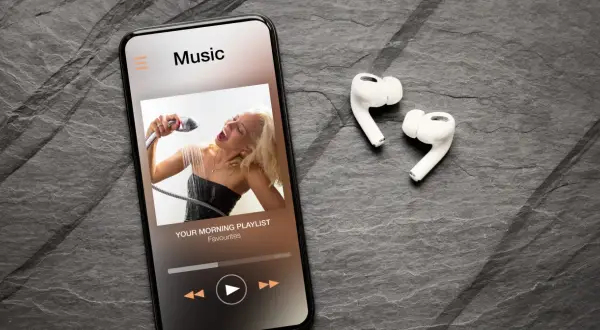 Słuchawki do iPhone'a: Które wybrać? Ranking AirPods i alternatyw