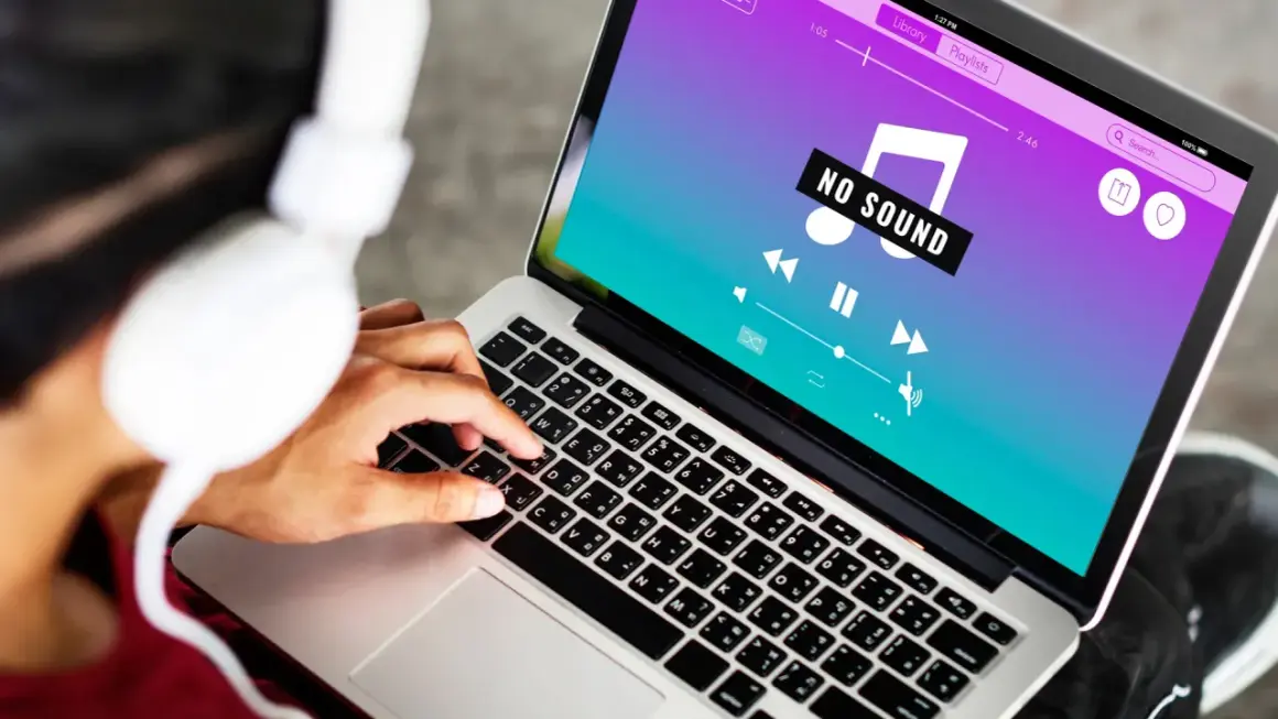 Osoba w słuchawkach próbuje połączyć AirPods z laptopem, ale na ekranie widnieje komunikat "NO SOUND".