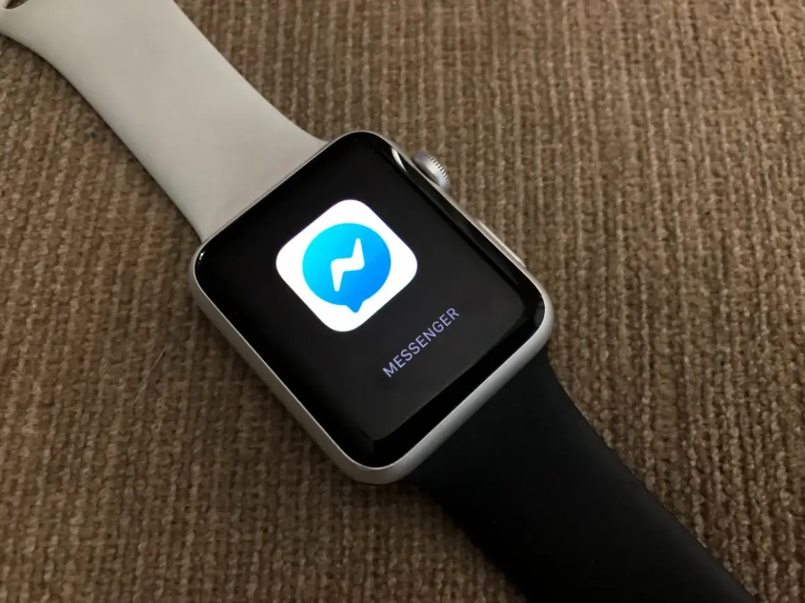 Ikona aplikacji Messenger na ekranie Apple Watch. Szybka komunikacja na nadgarstku.