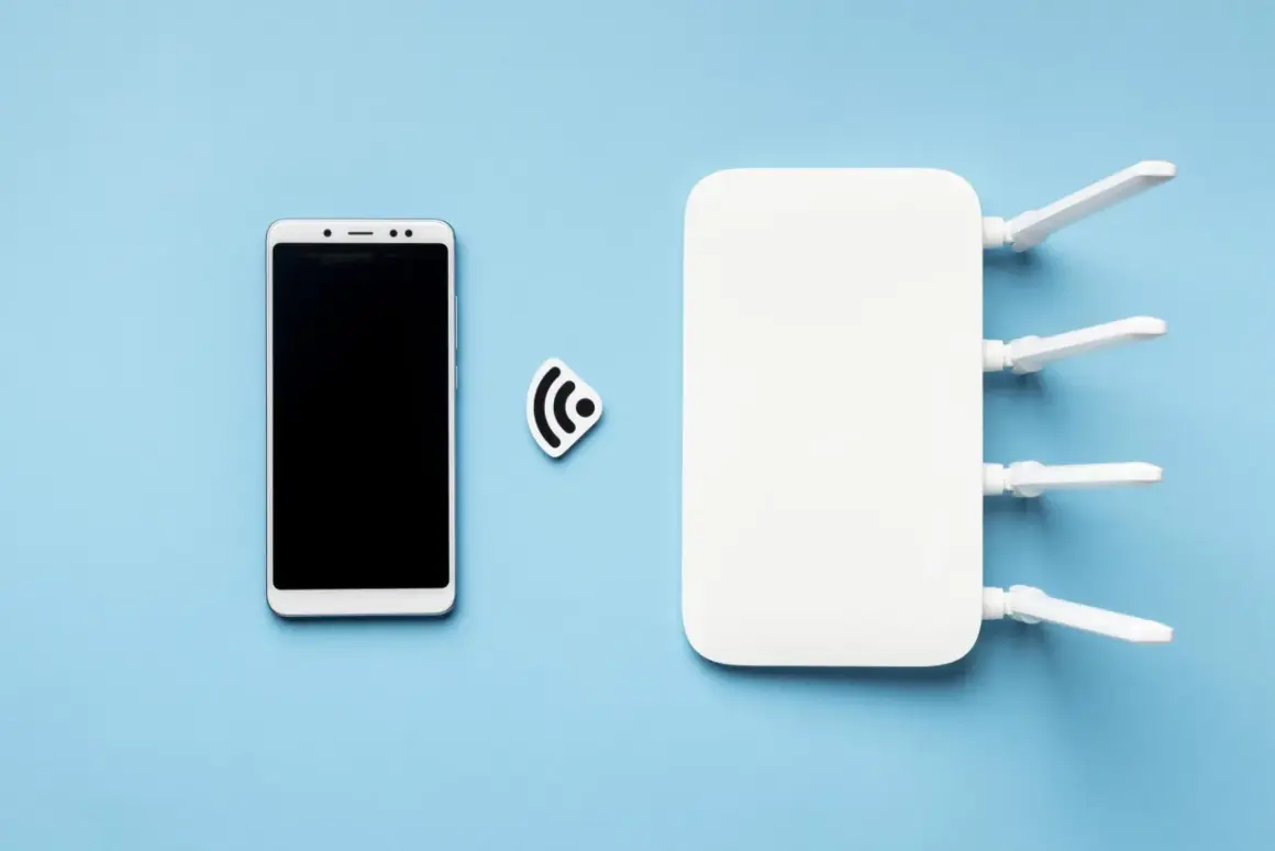 Smartfon i router Wi-Fi obok symbolu sieci. To pokazuje, jak działa hotspot.