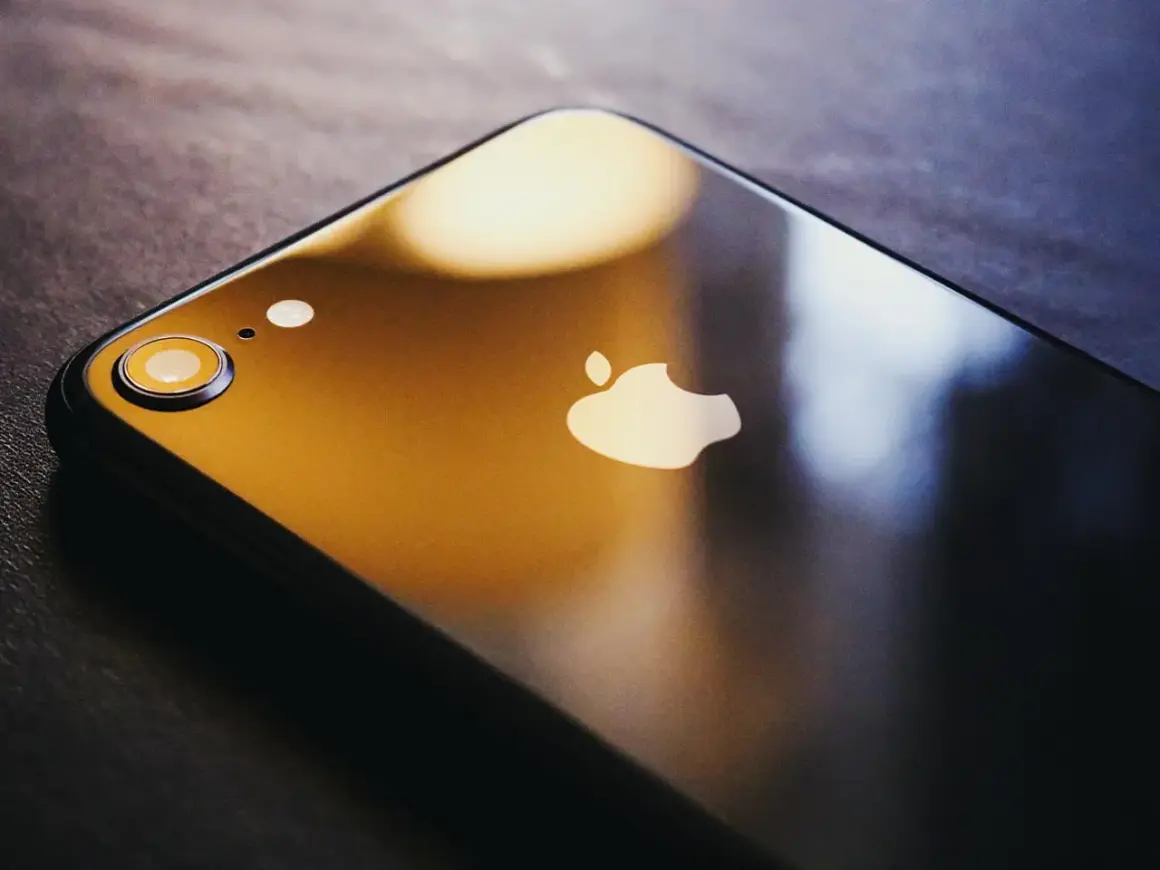 Czarne iPhone z logo Apple. Dowiedz się, jak zmienić nazwę iPhone, aby spersonalizować swoje urządzenie.